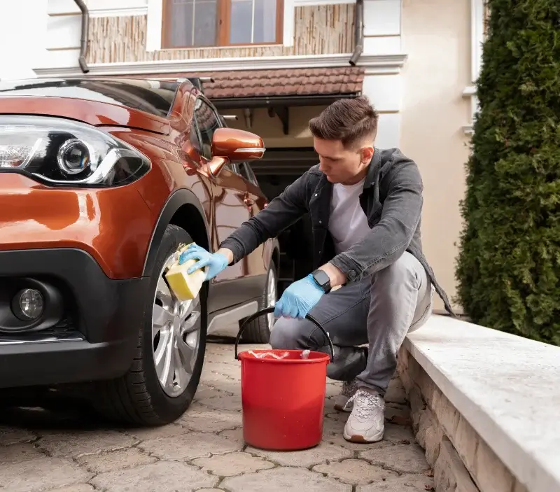 Lavage auto à domicile Saint-Étienne-de-Lugdarès : professionnel intervenant sur un véhicule